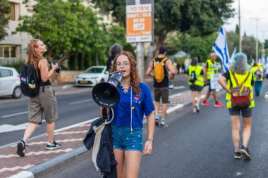 Hayfa, İsrail - 07 Eylül 2024: Hükümete karşı bir protesto yürüyüşü sahnesi, insanların katıldığı, çeşitli tabelalar ve bayraklarla yeni seçimler çağrısında bulundu. Hayfa, İsrail