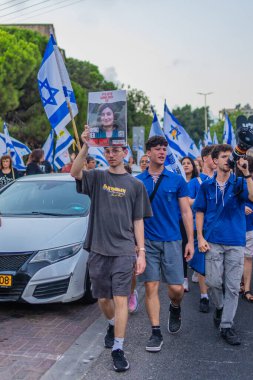 Hayfa, İsrail - 07 Eylül 2024: Hükümete karşı bir protesto yürüyüşü sahnesi, insanların katıldığı, çeşitli tabelalar ve bayraklarla yeni seçimler çağrısında bulundu. Hayfa, İsrail