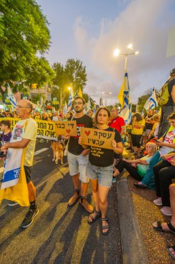 Hayfa, İsrail - 07 Eylül 2024: Hükümete karşı bir protesto yürüyüşü sahnesi, insanların katıldığı, çeşitli tabelalar ve bayraklarla yeni seçimler çağrısında bulundu. Hayfa, İsrail