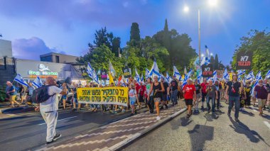 Hayfa, İsrail - 07 Eylül 2024: Hükümete karşı bir protesto yürüyüşü sahnesi, insanların katıldığı, çeşitli tabelalar ve bayraklarla yeni seçimler çağrısında bulundu. Hayfa, İsrail