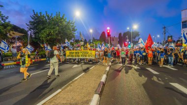 Hayfa, İsrail - 07 Eylül 2024: Hükümete karşı bir protesto yürüyüşü sahnesi, insanların katıldığı, çeşitli tabelalar ve bayraklarla yeni seçimler çağrısında bulundu. Hayfa, İsrail