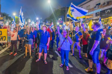 Hayfa, İsrail - 07 Eylül 2024: Hükümete karşı bir protesto yürüyüşü sahnesi, insanların katıldığı, çeşitli tabelalar ve bayraklarla yeni seçimler çağrısında bulundu. Hayfa, İsrail
