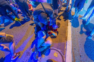 Hayfa, İsrail - 07 Eylül 2024: Polisler Hayfa, İsrail 'de düzenlenen protesto mitinginin bir parçası olan eylemcileri zorla yoldan çıkardı ve polisle yüzleşti