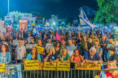 Hayfa, İsrail - 07 Eylül 2024: Çeşitli tabela ve bayraklı bir kalabalık hükümete karşı düzenlenen protesto mitingine katılarak yeni seçimler çağrısında bulundu. Hayfa, İsrail