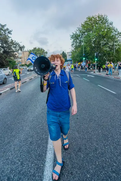 Hayfa, İsrail - 07 Eylül 2024: Hükümete karşı bir protesto yürüyüşü sahnesi, insanların katıldığı, çeşitli tabelalar ve bayraklarla yeni seçimler çağrısında bulundu. Hayfa, İsrail