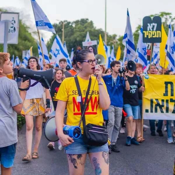 Hayfa, İsrail - 07 Eylül 2024: Hükümete karşı bir protesto yürüyüşü sahnesi, insanların katıldığı, çeşitli tabelalar ve bayraklarla yeni seçimler çağrısında bulundu. Hayfa, İsrail