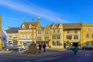 Stow-on-the-Wold, İngiltere - 18 Ekim 2022: Stow-on-the-Wold, İngiltere, İngiltere 'deki çeşitli binalar, yerliler ve ziyaretçilerle sokak manzarası