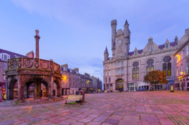 Aberdeen, İngiltere - Ekim 06, 2022: Aberdeen şehir merkezindeki Castle Street 'in günbatımı manzarası, yerli halk ve ziyaretçilerle birlikte. İskoçya, İngiltere