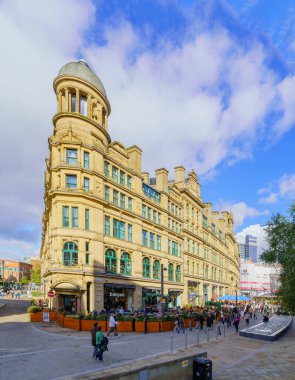 Manchester UK - 08 Ekim 2022: Değişim Meydanı Sahnesi, Mısır Borsası binası, yerel halk ve ziyaretçiler, Manchester, İngiltere, İngiltere