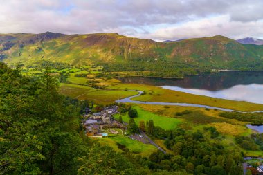 Derwent Nehri ve Derwentwater Gölü manzarası, Cumbria, İngiltere, İngiltere