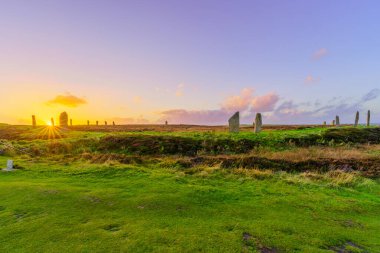 Anakara Orkney, İskoçya 'daki Brodgar Taş Çemberi' nin günbatımı manzarası.