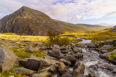 Llyn Idwal Gölü yakınlarındaki manzara ve patika manzarası, Snowdonia Ulusal Parkı, Galler 'in kuzeyi, İngiltere