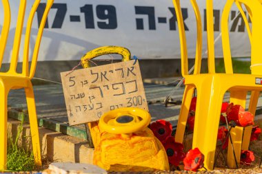 Hayfa, İsrail - 12 Eylül 2024: Childs Ariel ve Kfir Bibas 'ın İsrail Hayfa' da rehine anlaşması çağrısında bulunduğu sembolik protesto gösterisine