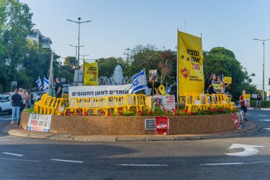 Hayfa, İsrail - 12 Eylül 2024: İsrail 'in Hayfa kentinde rehine anlaşması çağrısında bulunan, her gün imza ve bayrakla protesto edilen insanlar