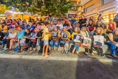 Hayfa, İsrail - 12 Eylül 2024: Rehine aileleri, Hayfa, İsrail için düzenlenen destek toplantısına çeşitli tabelaları olan bir kalabalık katıldı