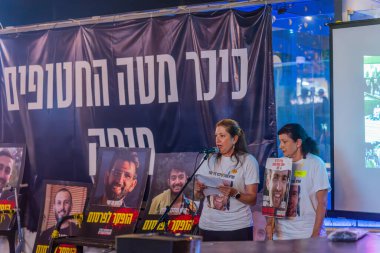 Hayfa, İsrail - 12 Eylül 2024: Rehine Sagui Dekel-Chen 'in teyzeleri rehine ailelerine destek için kalabalığa seslendi ve İsrail Hayfa' da bir rehine anlaşması çağrısında bulundu