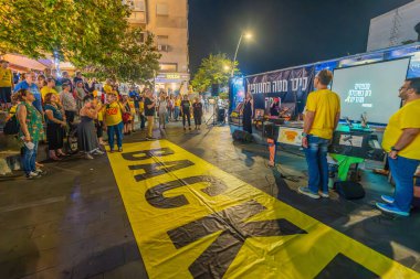 Hayfa, İsrail - 12 Eylül 2024: Rehine aileleri için düzenlenen destek toplantısına katılan kalabalık, Ulusal Marş, Hayfa, İsrail