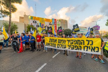 Hayfa, İsrail - 14 Eylül 2024: Hükümete karşı bir protesto yürüyüşü sahnesi, yeni seçimler ve insanların yer aldığı bir rehine anlaşması, çeşitli tabelalar ve bayraklar. Hayfa, İsrail