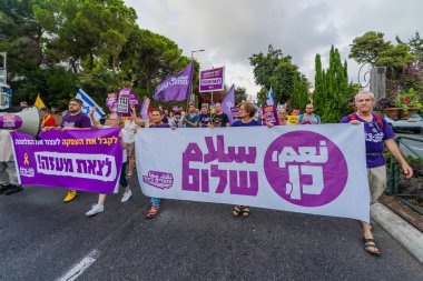 Hayfa, İsrail - 14 Eylül 2024: İnsanlar çeşitli tabelalar ve bayraklarla birlikte protesto yürüyüşüne katılarak yeni seçimler ve rehine anlaşması çağrısında bulundular. Hayfa, İsrail