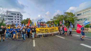 Hayfa, İsrail - 14 Eylül 2024: Hükümete karşı bir protesto yürüyüşü sahnesi, yeni seçimler ve insanların yer aldığı bir rehine anlaşması, çeşitli tabelalar ve bayraklar. Hayfa, İsrail