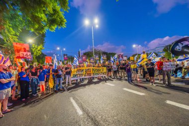 Hayfa, İsrail - 14 Eylül 2024: Hükümete karşı bir protesto yürüyüşü sahnesi, yeni seçimler ve insanların yer aldığı bir rehine anlaşması, çeşitli tabelalar ve bayraklar. Hayfa, İsrail