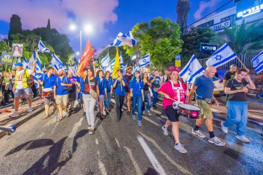 Hayfa, İsrail - 14 Eylül 2024: İnsanlar çeşitli işaret ve bayraklarla yeni seçimler çağrısında bulunan bir protesto yürüyüşüne (Hashomer Hatzair gençlik hareketi) katılıyor. Hayfa, İsrail