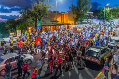 Hayfa, İsrail - 14 Eylül 2024: Hükümete karşı bir protesto yürüyüşü sahnesi, yeni seçimler ve insanların yer aldığı bir rehine anlaşması, çeşitli tabelalar ve bayraklar. Hayfa, İsrail