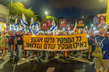 Hayfa, İsrail - 14 Eylül 2024: Hükümete karşı bir protesto yürüyüşü sahnesi, yeni seçimler ve insanların yer aldığı bir rehine anlaşması, çeşitli tabelalar ve bayraklar. Hayfa, İsrail