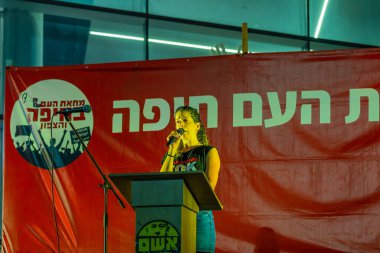 Hayfa, İsrail - 14 Eylül 2024: Protesto lideri Rotem Perelman - Farhi, yeni seçim ve rehine anlaşması çağrısında bulunan kalabalığa seslendi