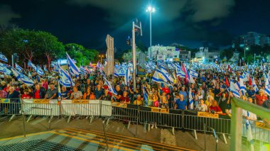 Hayfa, İsrail - 14 Eylül 2024: Çeşitli tabela ve bayraklara sahip bir kalabalık yeni seçimler ve bir rehine anlaşması çağrısında bulundu. Hayfa, İsrail