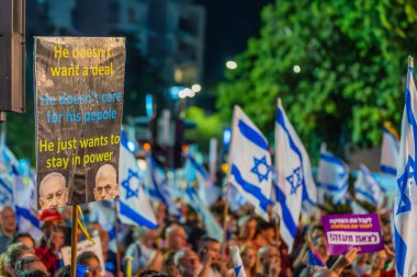 Hayfa, İsrail - 14 Eylül 2024: Çeşitli tabela ve bayraklara sahip bir kalabalık yeni seçimler ve bir rehine anlaşması çağrısında bulundu. Hayfa, İsrail