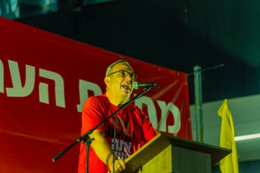 Hayfa, İsrail - 14 Eylül 2024: Prof. Eran Yashiv, yeni seçim ve rehine anlaşması çağrısında bulunan kalabalığa seslendi
