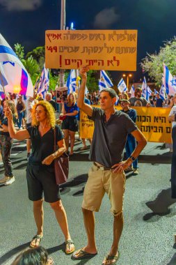 Hayfa, İsrail - 14 Eylül 2024: Çeşitli tabela ve bayraklara sahip bir kalabalık yeni seçimler ve bir rehine anlaşması çağrısında bulundu. Hayfa, İsrail