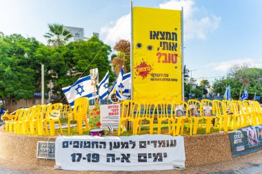 Hayfa, İsrail - 24 Eylül 2024: Hayfa, İsrail 'de bir rehine anlaşması çağrısında bulunan sembolik protesto gösterisine bakmak