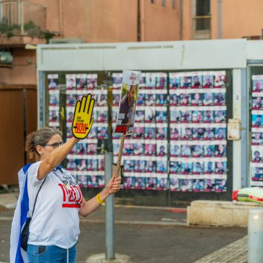 Hayfa, İsrail - 24 Eylül 2024: İşaret ve bayraklı insanlar, Hayfa, İsrail 'de her gün bir rehine anlaşması çağrısında bulunuyorlar