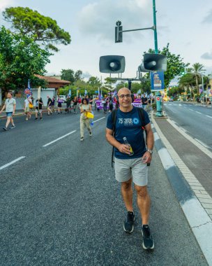 Hayfa, İsrail - 21 Eylül 2024: İnsanlar Hayfa, İsrail 'deki bir protesto yürüyüşüne katılıyor
