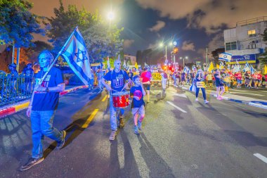 Hayfa, İsrail - 21 Eylül 2024: Hükümete karşı bir protesto yürüyüşü sahnesi, yeni seçimler ve insanların yer aldığı bir rehine anlaşması, çeşitli tabelalar ve bayraklar. Hayfa, İsrail