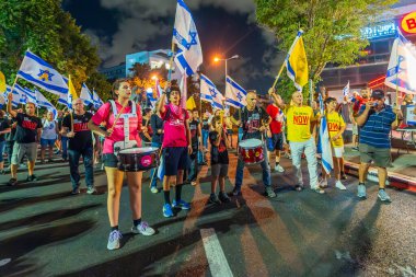 Hayfa, İsrail - 21 Eylül 2024: Bir protesto mitinginin parçası olan davulcular topluluğu sahnesi, yeni seçimler ve bir rehine anlaşması, İsrail