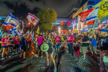 Hayfa, İsrail - 21 Eylül 2024: Bir protesto mitinginin parçası olan davulcular topluluğu sahnesi, yeni seçimler ve bir rehine anlaşması, İsrail
