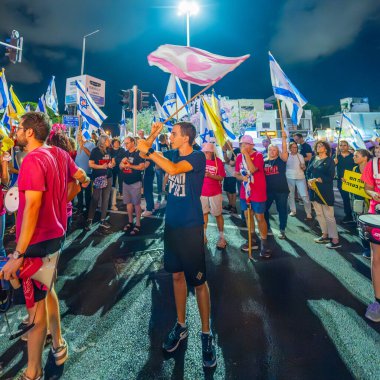 Hayfa, İsrail - 21 Eylül 2024: Bir protesto mitinginin parçası olan davulcular topluluğu sahnesi, yeni seçimler ve bir rehine anlaşması, İsrail