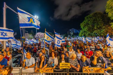 Hayfa, İsrail - 21 Eylül 2024: Çeşitli tabela ve bayraklara sahip bir kalabalık yeni seçimler ve bir rehine anlaşması çağrısında bulundu. Hayfa, İsrail