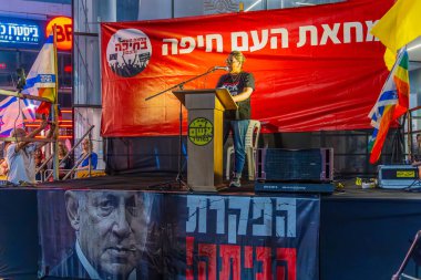 Hayfa, İsrail - 21 Eylül 2024: Hagar Tarafları, yeni seçim ve rehine anlaşması çağrısında bulunan kalabalığa sesleniyor