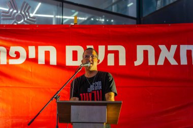 Hayfa, İsrail - 21 Eylül 2024: Avner Vilan, yeni seçim ve rehine anlaşması çağrısında bulunan kalabalığa sesleniyor