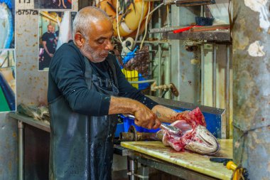 Jaffa, İsrail - 10 Mayıs 2024: Şu anda İsrail 'in Tel-Aviv-Yafo kentinin tarihi limanı olan Jaffa' nın balık pazarında bir balık satıcısının görüntüsü