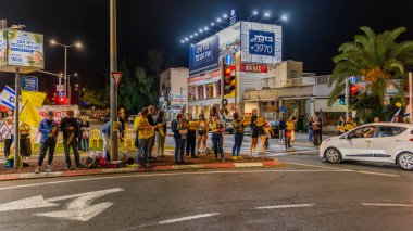 Hayfa, İsrail - 26 Ekim 2024: Her hafta İsrail 'in Hayfa kentinde bir rehine anlaşması çağrısında bulunan imza ve bayraklı insanların protesto gösterileri