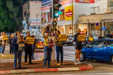 Hayfa, İsrail - 26 Ekim 2024: Her hafta İsrail 'in Hayfa kentinde bir rehine anlaşması çağrısında bulunan imza ve bayraklı insanların protesto gösterileri