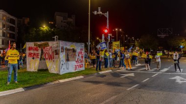 Hayfa, İsrail - 26 Ekim 2024: Geleneksel bir Sukkah, Hayfa, İsrail gösterisiyle, her hafta imza ve bayraklı insanların sahne