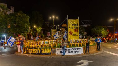 Hayfa, İsrail - 26 Ekim 2024: Her hafta İsrail 'in Hayfa kentinde bir rehine anlaşması çağrısında bulunan imza ve bayraklı insanların protesto gösterileri