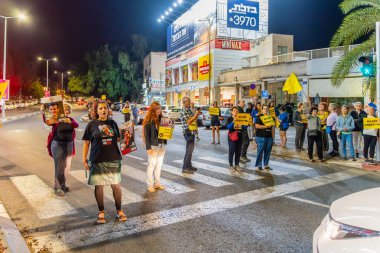 Hayfa, İsrail - 26 Ekim 2024: Her hafta İsrail 'in Hayfa kentinde bir rehine anlaşması çağrısında bulunan imza ve bayraklı insanların protesto gösterileri