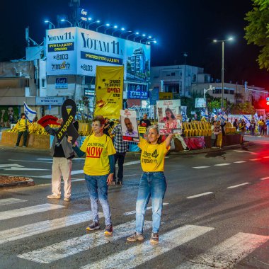 Hayfa, İsrail - 26 Ekim 2024: Her hafta İsrail 'in Hayfa kentinde bir rehine anlaşması çağrısında bulunan imza ve bayraklı insanların protesto gösterileri